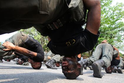 Polvere e prove di forza: gli allenamenti dei commandos thailandesi 8