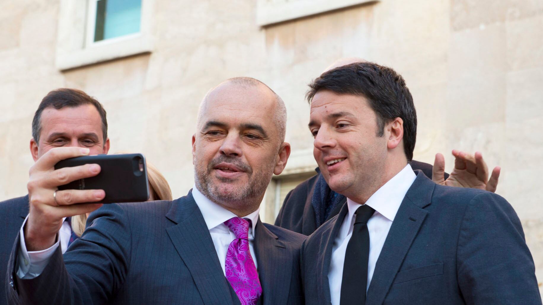 Tragedia nel Mare Adriatico, accese polemiche per il selfie tra Renzi e il premier albanese