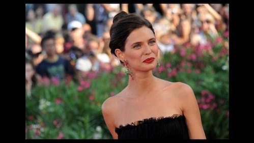 Bianca Balti, asciugamano sexy al mare 20