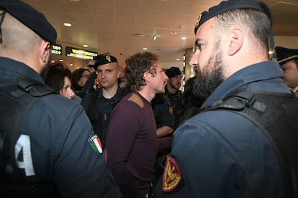 Gabriele Del Grande, l'arrivo all'aeroporto di Bologna 7