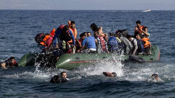 I commandos di armati che affondano i barconi