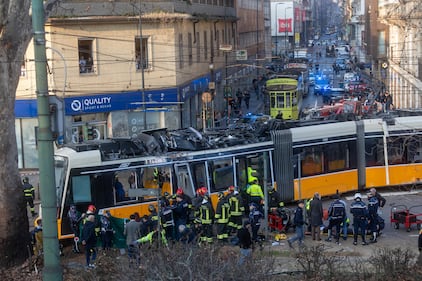 Tram deragliato, le foto dei soccorsi 13