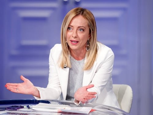 Al Pd non basta e sogna di abolire pure la Meloni. Fdi: "Intervengano il Colle e Draghi"