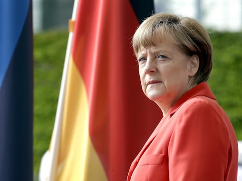 Ora anche la Merkel ha paura: "Se fallisce l'euro fallisce l'Ue"