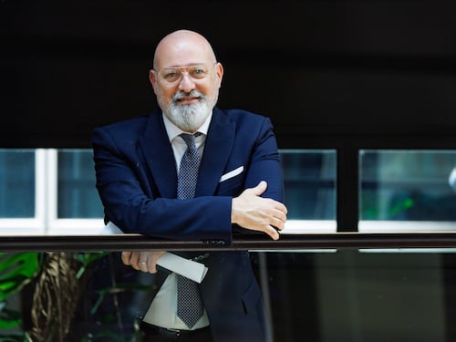 Lo scivolone di Bonaccini: “Chi vota Meloni e Vannacci ha studiato poco”. Poi la retromarcia: “Parlavo di un problema della sinistra”