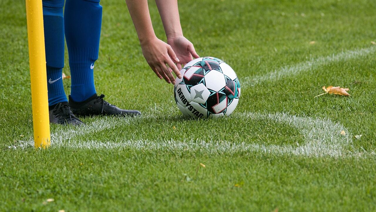 Muore sul campo da calcio a 15 anni. "Arresto cardiaco dopo scontro con altro giocatore"