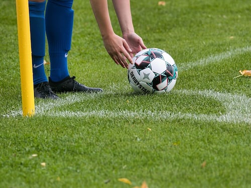 Vietato dire "forza ragazzi". La follia woke colpisce pure il calcio