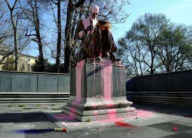 Statua di Indro Montanelli imbrattata7
