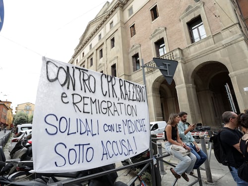 Gli antagonisti contro i Cpr al fianco di “dottor Invasione”