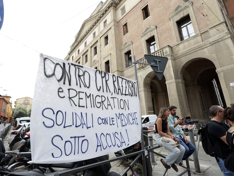 Gli antagonisti contro i Cpr al fianco di “dottor Invasione”