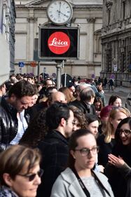 Milano: coda alla Galleria d'Arte in piazza della Scala  2