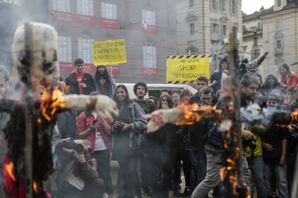 Studenti contro il governo: crocifissi e bruciati i fantocci di Di Maio e Salvini 7