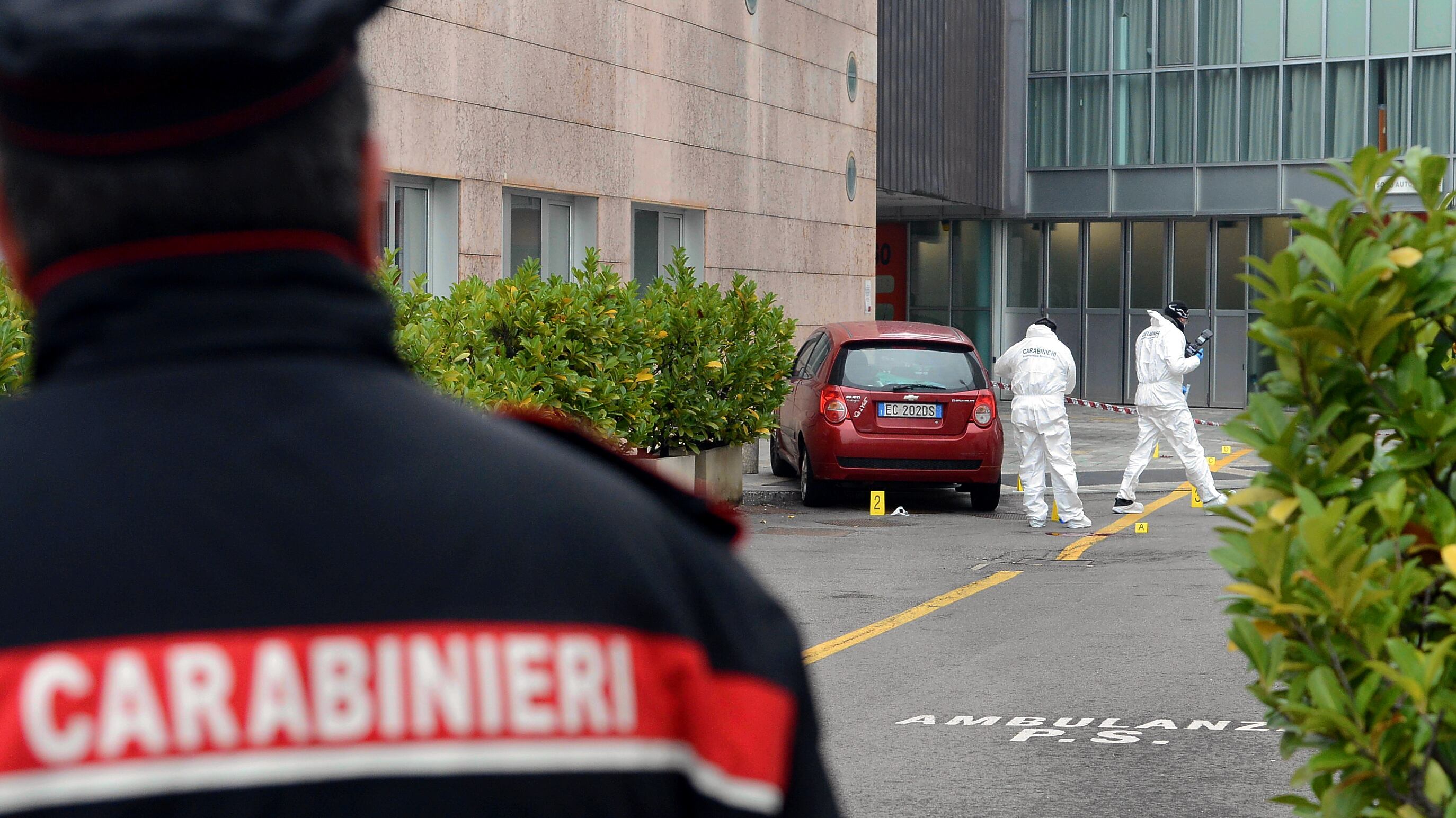 "La lite, poi solo il buio". Colpito con l'accetta: un medico in fin di vita