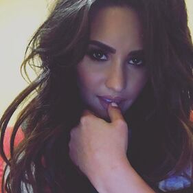 Demi Lovato, sexy trasparenze allo specchio 24