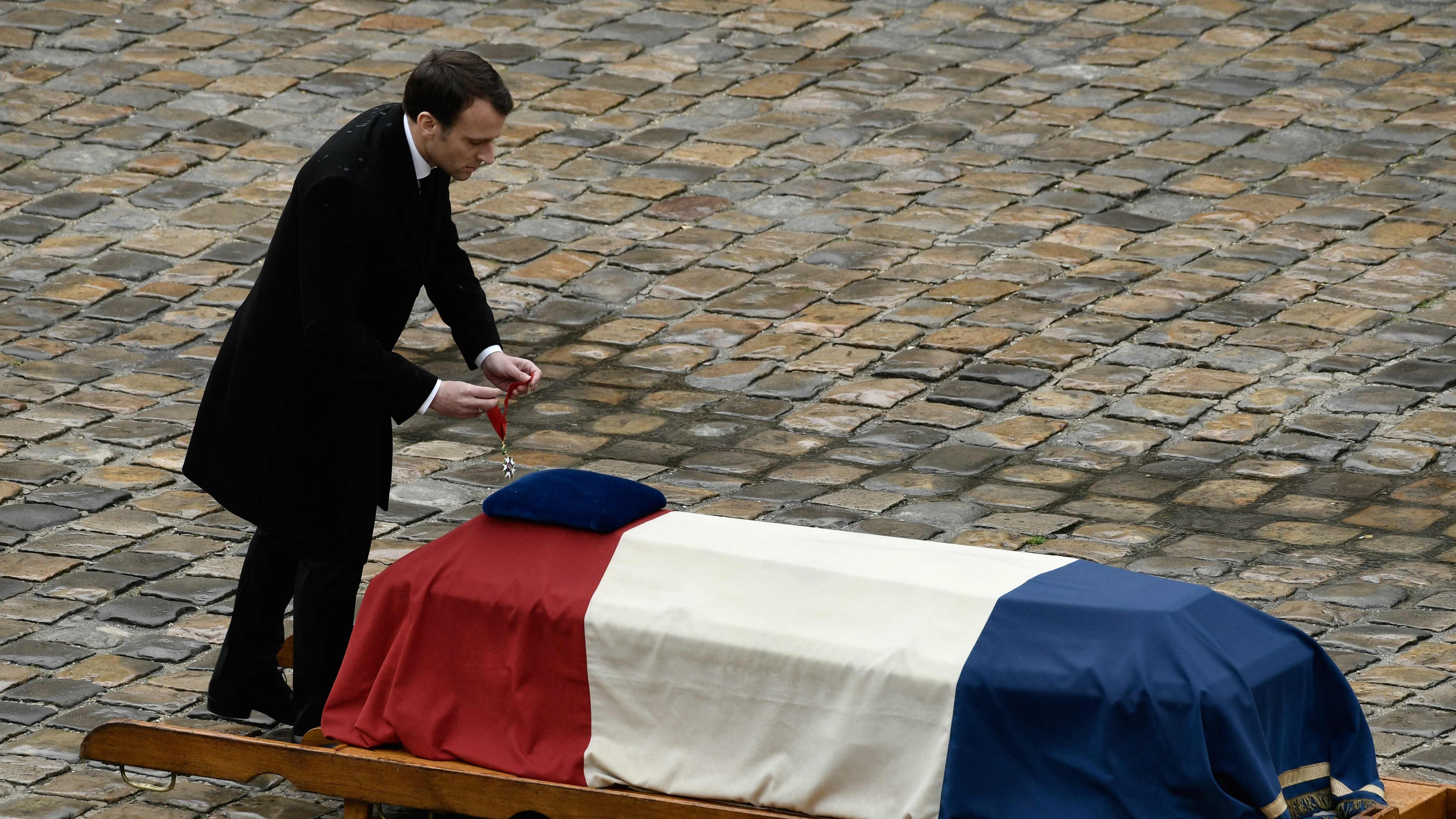 Parigi, onore al gendarme eroe. Ma nuovo blitz contro gli ebrei