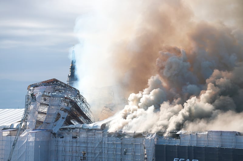 Danimarca, incendio alla vecchia Borsa di Copenhagen: "Come Notre Dame" 1