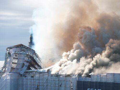 Danimarca, incendio alla vecchia Borsa di Copenhagen: "Come Notre Dame"