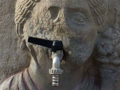 Scandalo a Pompei: rubinetti di plastica in bocca alle statue