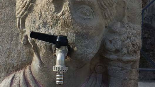 Scandalo a Pompei: rubinetti di plastica in bocca alle statue
