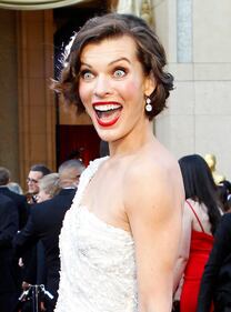 Milla Jovovich, mamma social contro i paparazzi 17