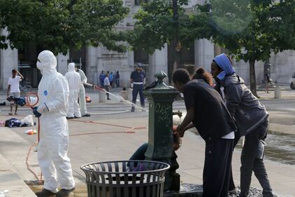 La farsa di Pisapia: immigrati sgomberati ​fuori dalla stazione 4
