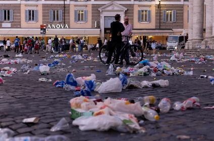 Vandalizzata Piazza del Popolo dai tifosi spagnoli del Betis Siviglia 10