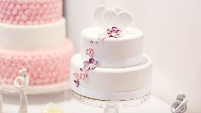 Usa, pasticciere può rifiutarsi di fare una torta a coppia gay: purché sia artistica