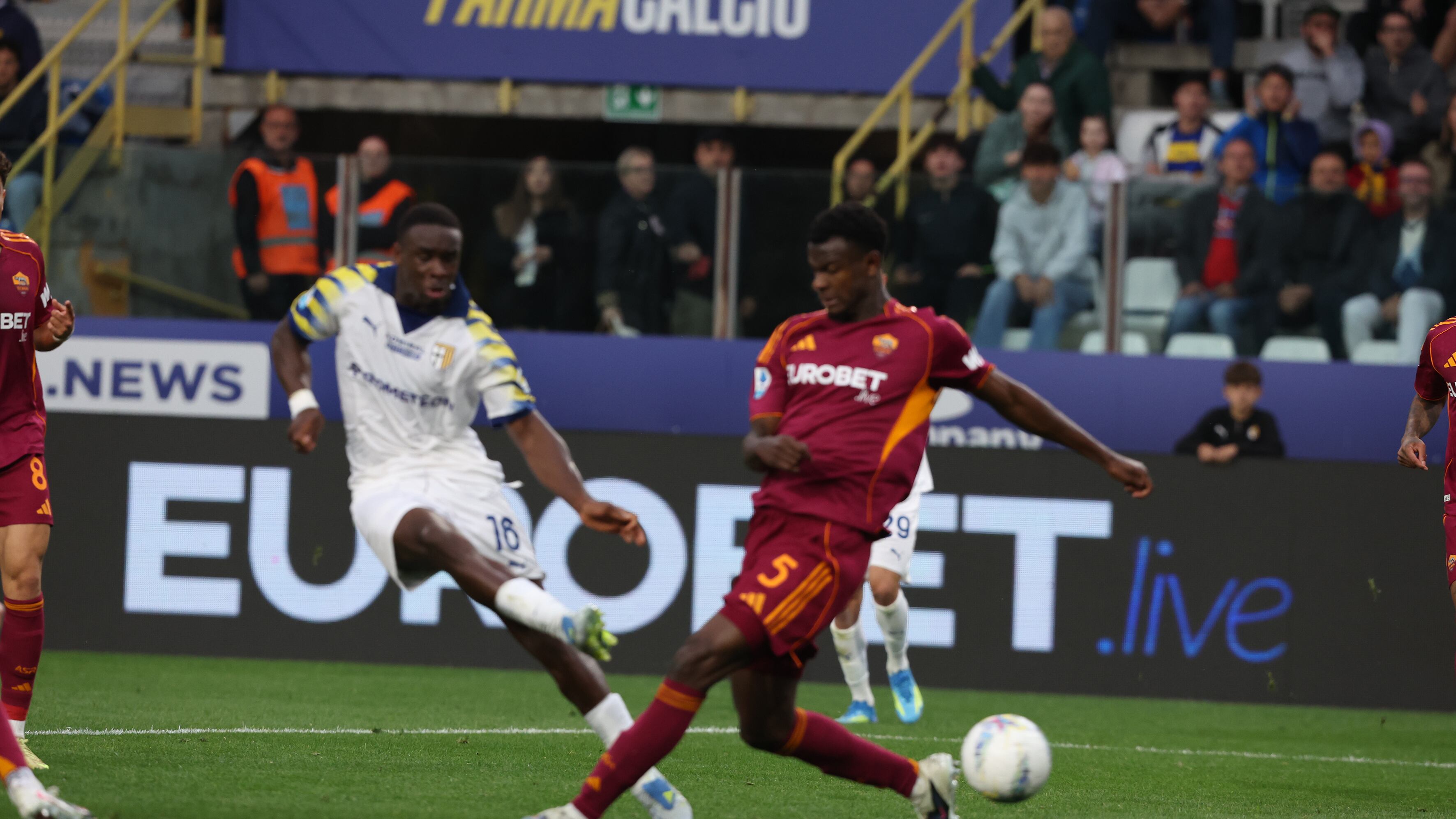 La Roma ribalta il Parma con due gol nel recupero e resta in corsa per la Champions