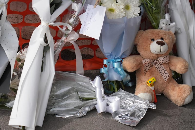 Fiori e peluche per Domenico fuori dall'ospedale 1