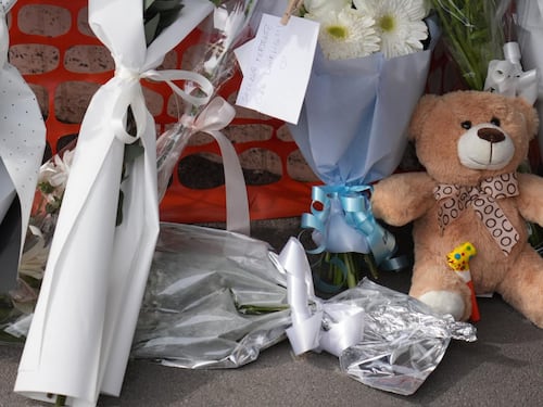 Fiori e peluche per Domenico fuori dall'ospedale