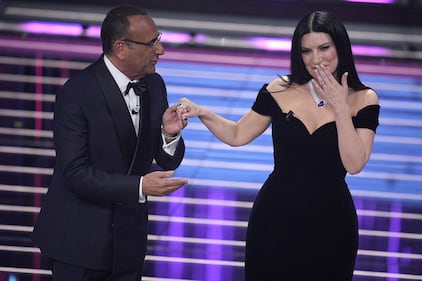 I conduttori, i cantanti,  le luci dell'Ariston: le immagini più belle di Sanremo 1