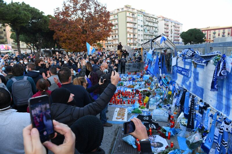 Assembramenti a Napoli per Maradona 10