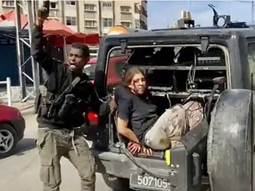 "Ostaggio degli stupratori di Hamas". L'appello per salvare la ragazza della jeep