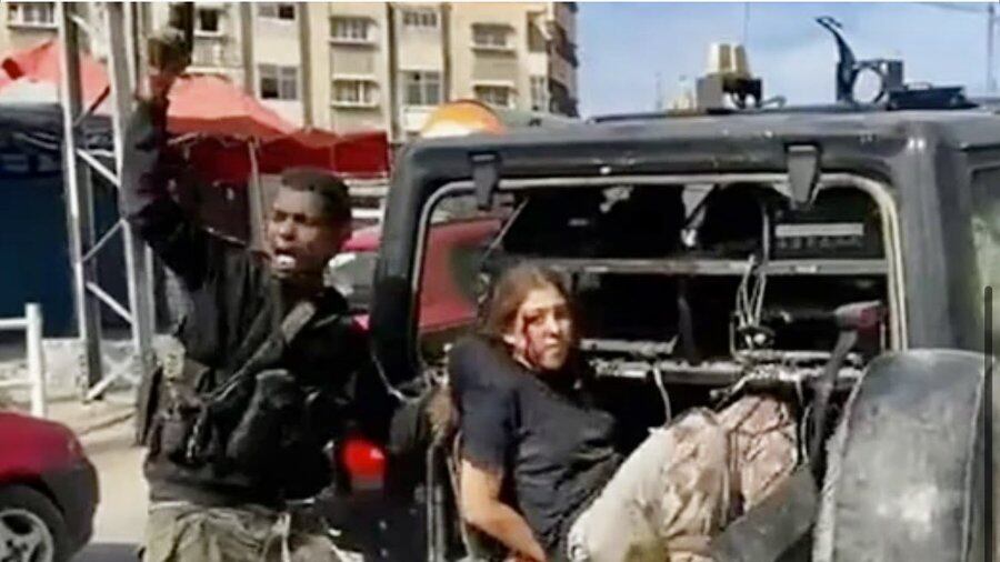 "Ostaggio degli stupratori di Hamas". L'appello per salvare la ragazza della jeep