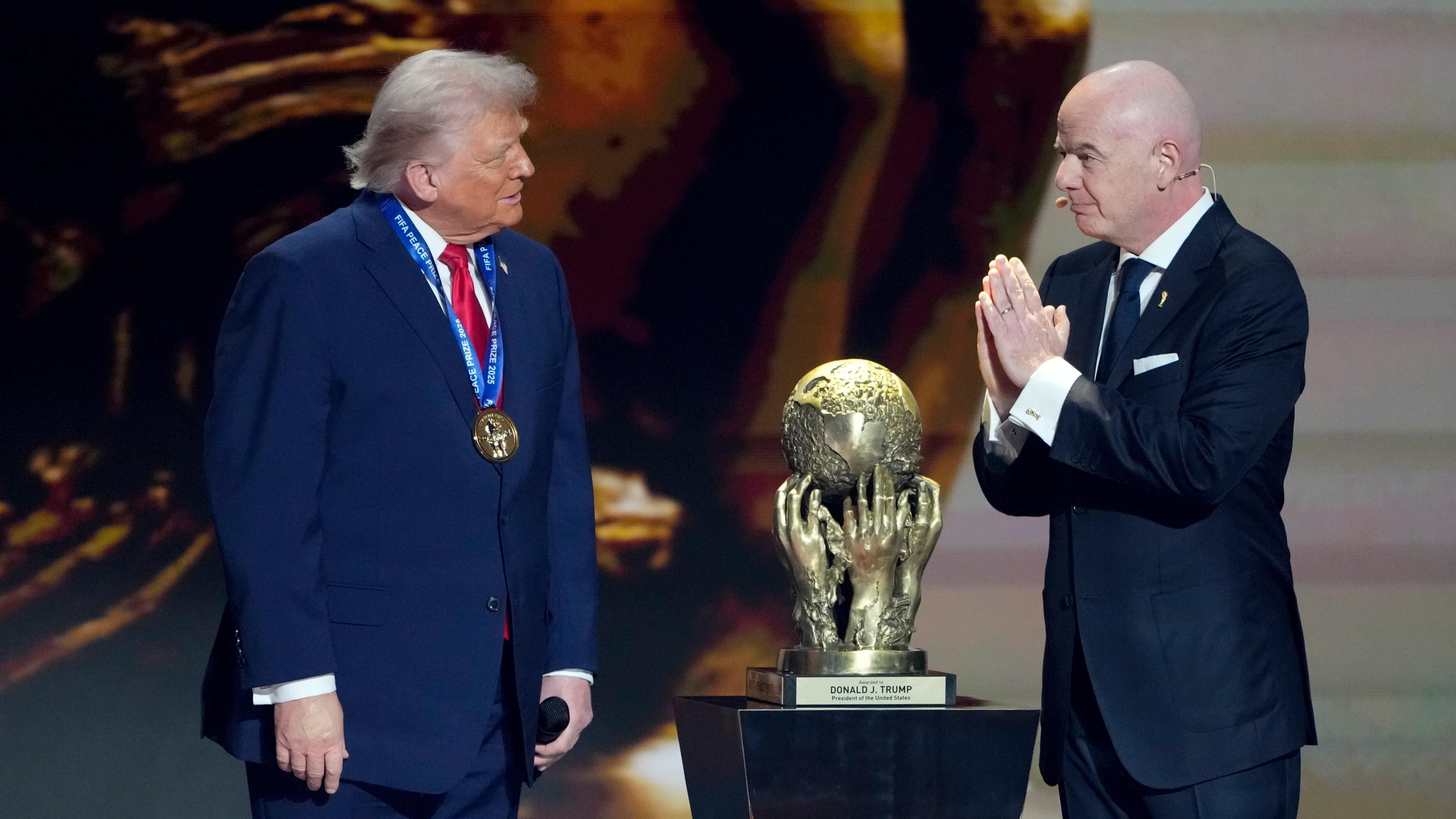Trump prepara il gran finale. "Realizzato sogno americano". Ma teme la vittoria spagnola...