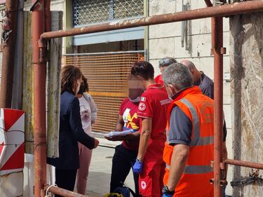 Richiedente asilo sale su una gru per protesta a Sanremo 7