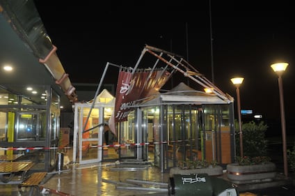 Crolla gazebo di McDonald's: un bimbo ferito 6