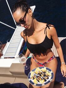 Sarah Nile hot, bikini e paella 23
