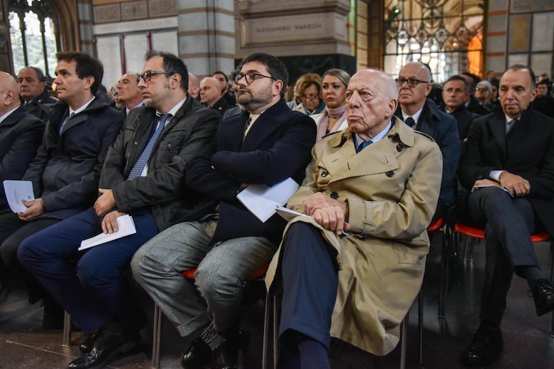 Silvio Berlusconi nel Famedio di Milano: "Un onore per la nostra famiglia"  1
