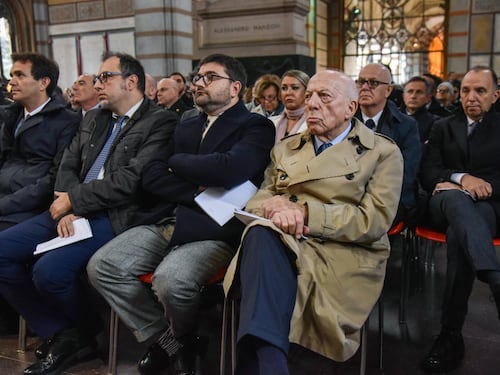 Silvio Berlusconi nel Famedio di Milano: "Un onore per la nostra famiglia"