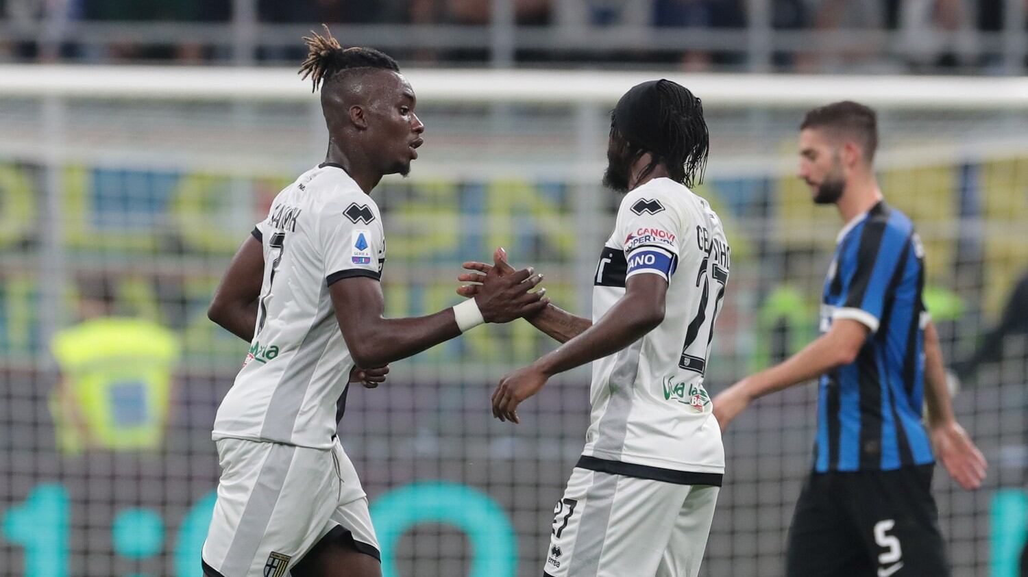 Karamoh segna all'Inter e su Instagram spuntano le banane: "Gesto intollerabile"
