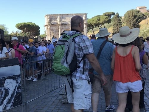 Roma, la truffa dello spray al cioccolato colpisce ancora