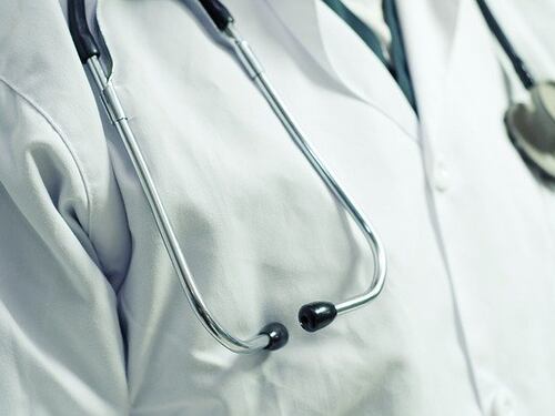 "Abusava di pazienti minorenni". Medico sportivo accusato di violenza sessuale