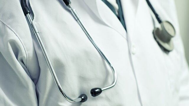 "Abusava di pazienti minorenni". Medico sportivo accusato di violenza sessuale