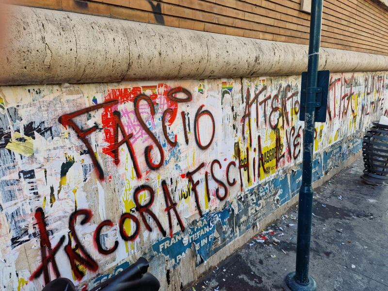 Minacce di morte e slogan cupi: odio "rosso" contro gli studenti di destra 2