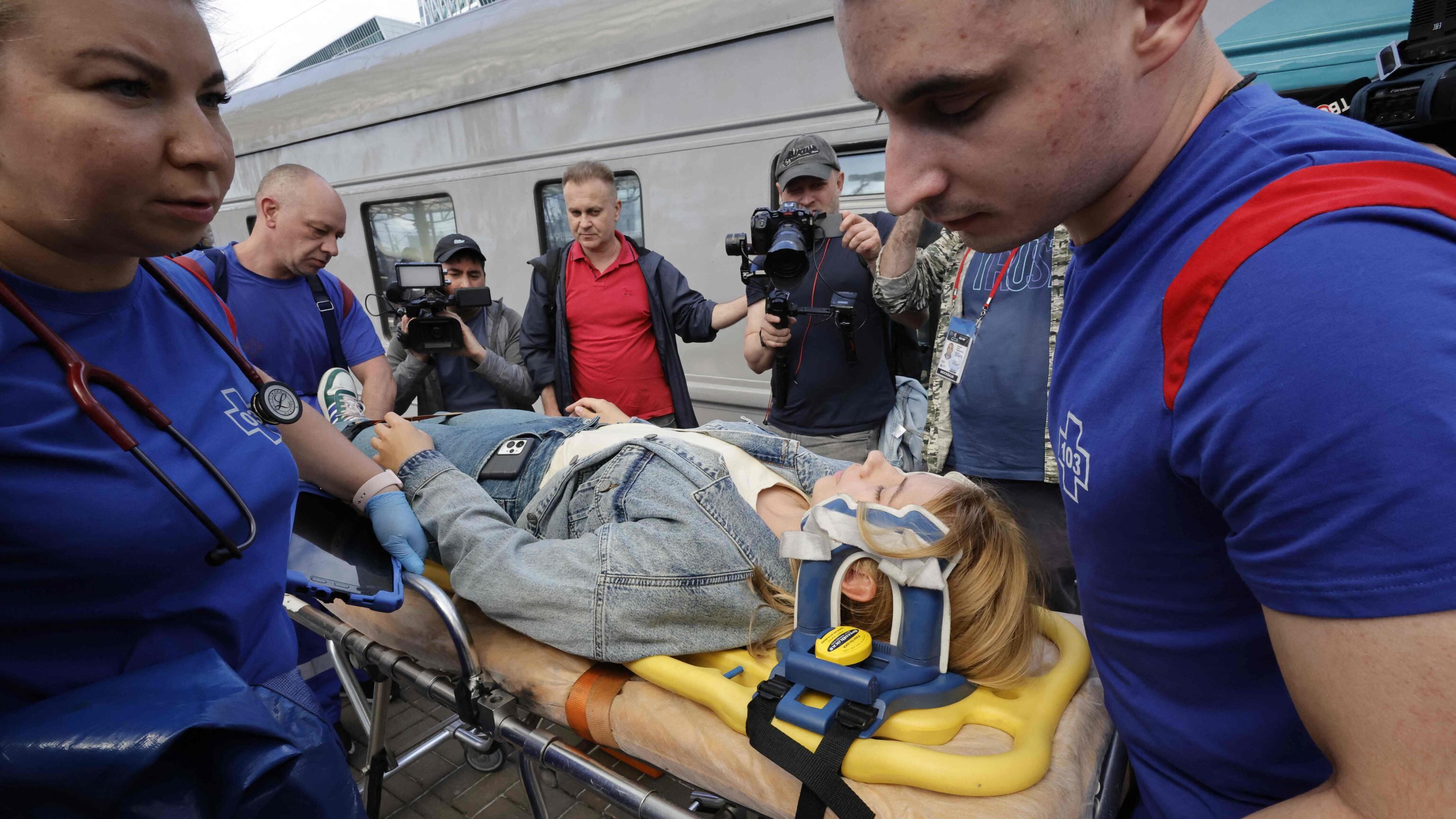 Blitz contro treno militare: 7 morti e due ponti distrutti. Mosca: "Siamo sotto attacco"
