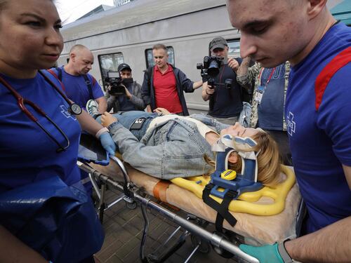 Blitz contro treno militare: 7 morti e due ponti distrutti. Mosca: "Siamo sotto attacco"
