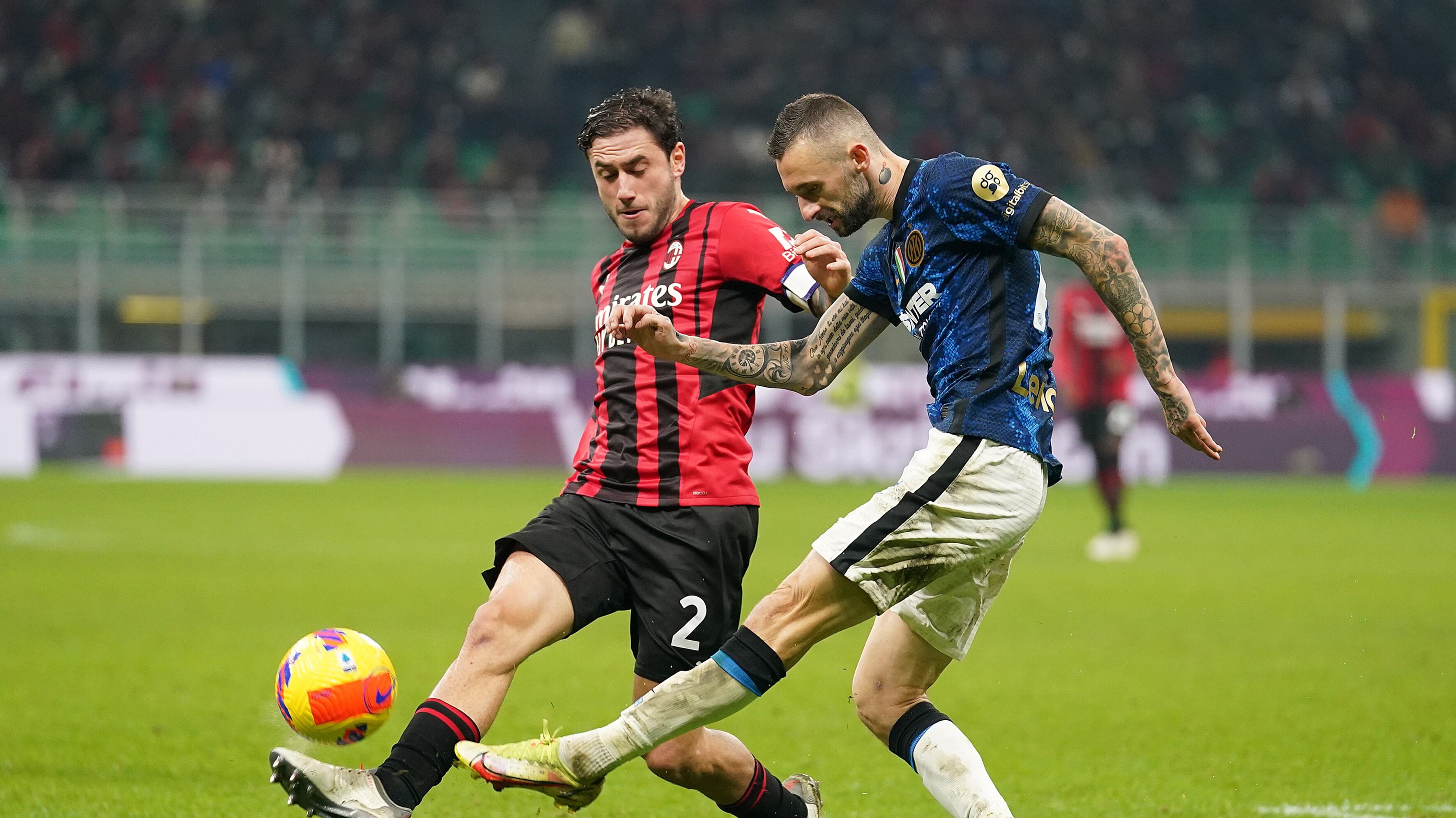 Derby tra rigori e pali. Il Milan non scappa. L'Inter resta indietro