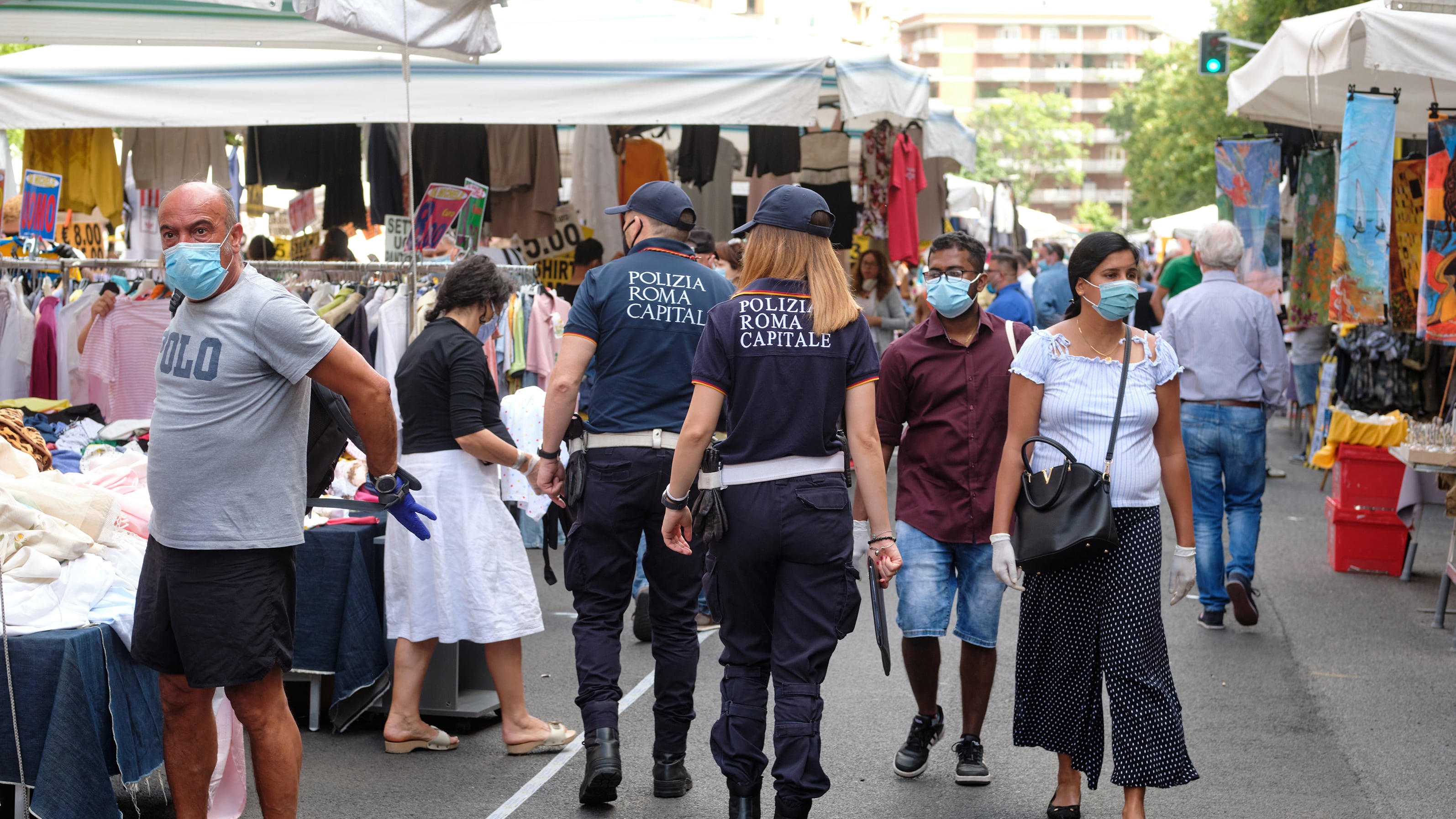 Conte ci invia la polizia in casa: chi non abita lì sarà identificato