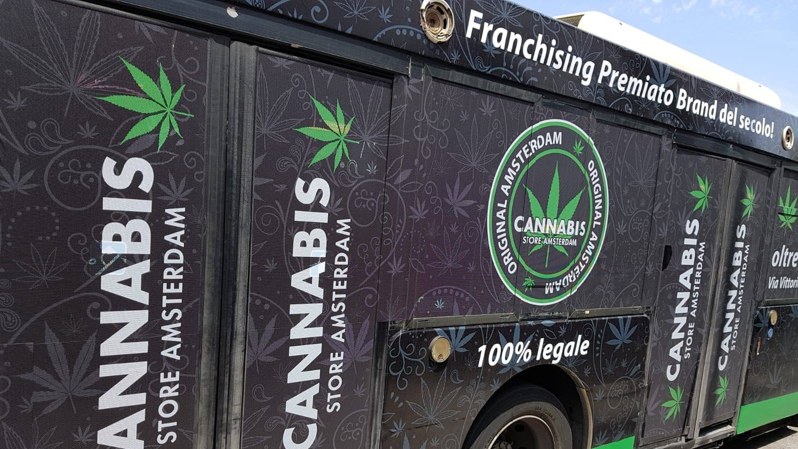 Ischia, il bus degli studenti pubblicizza la cannabis: è polemica